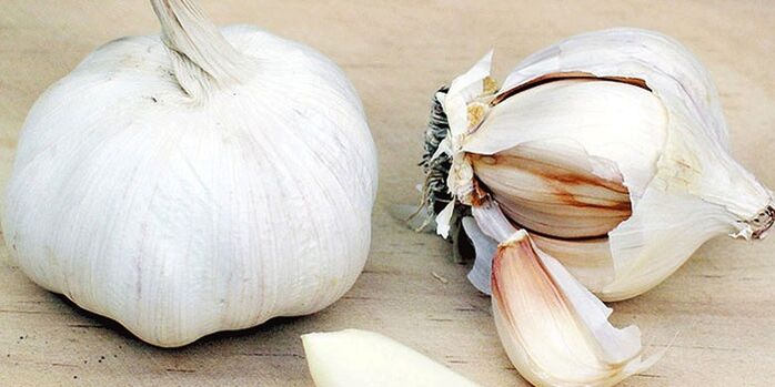 Garlic to treat nail fungus