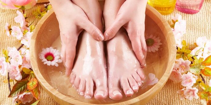 Treatment bath against nail fungus