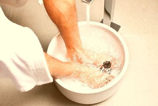 Bath for treating toenail fungus