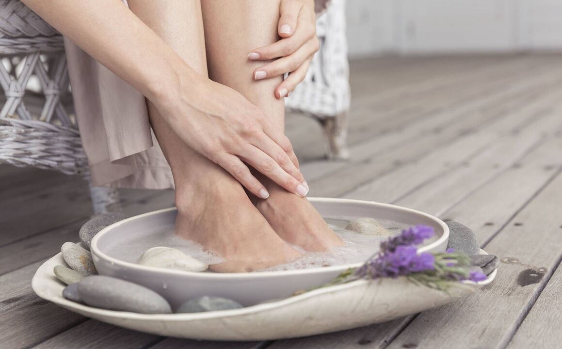 Baths against nail fungus