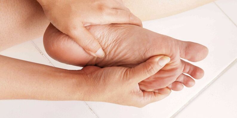 Symptoms of a fungus on the foot